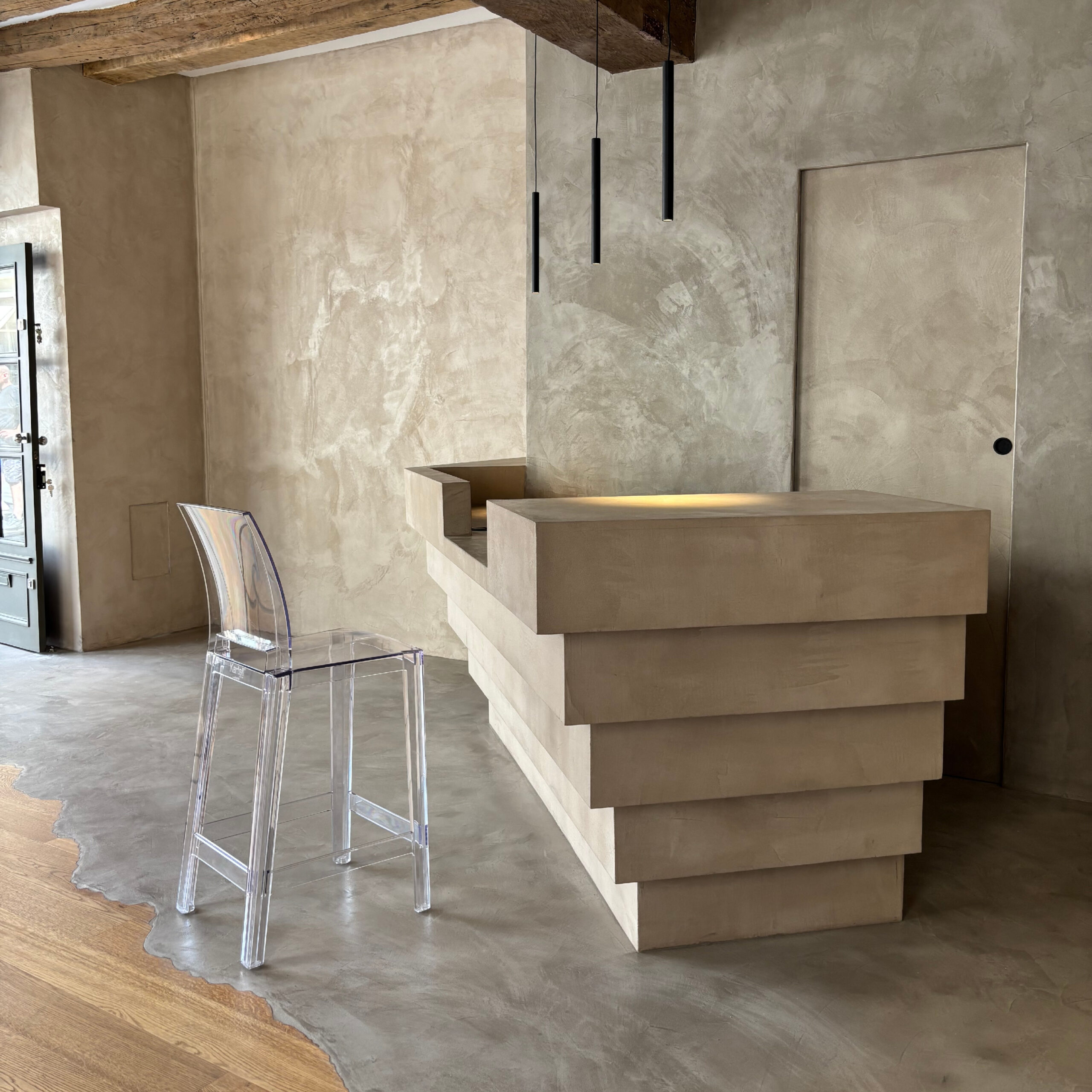 Rénovation d'un commerce dans le centre de Senlis - Mobilier - Béton ciré