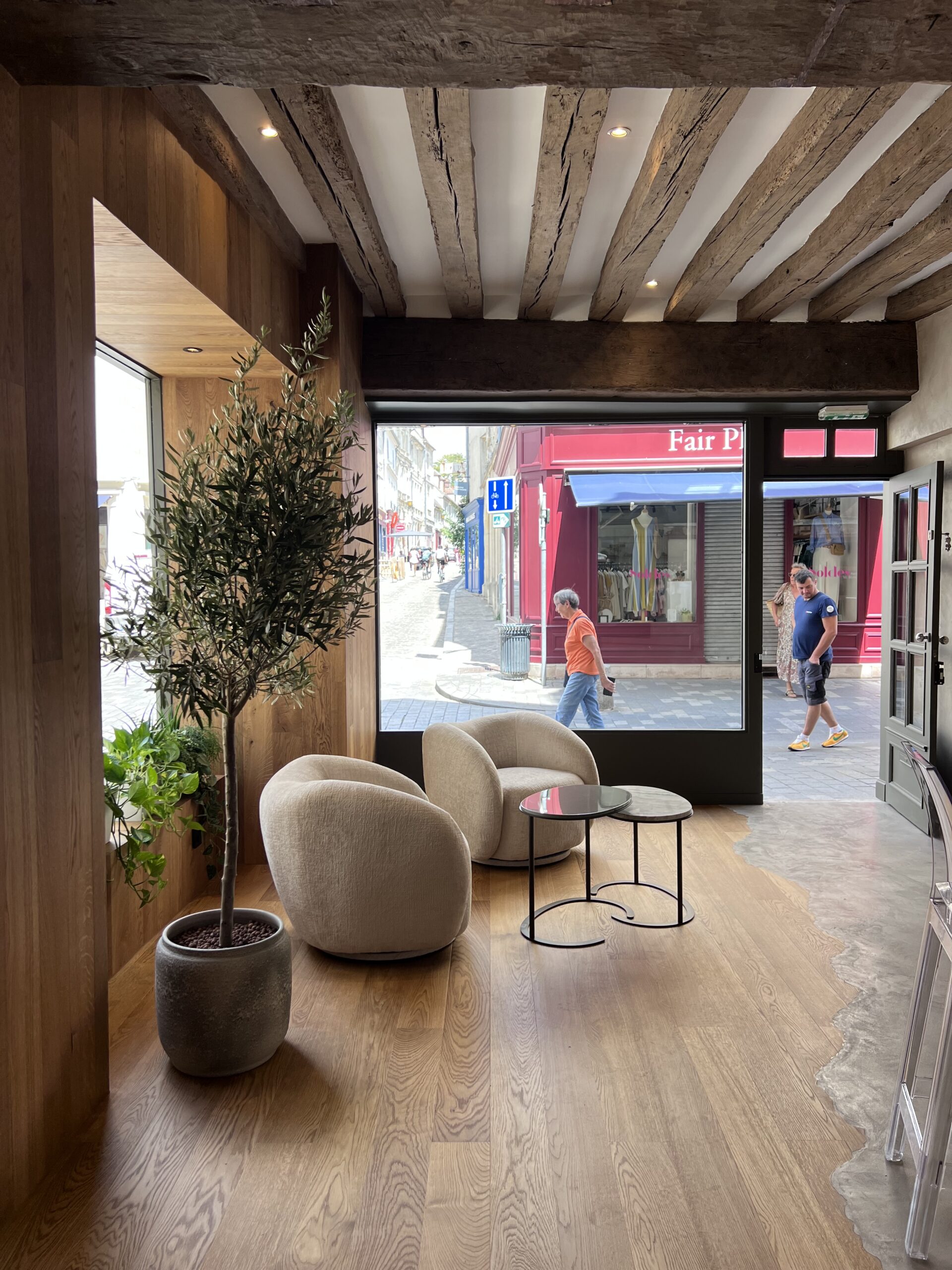 Boutique Senlis - Béton ciré - Bois, rénovation complète - MKRS Architectes