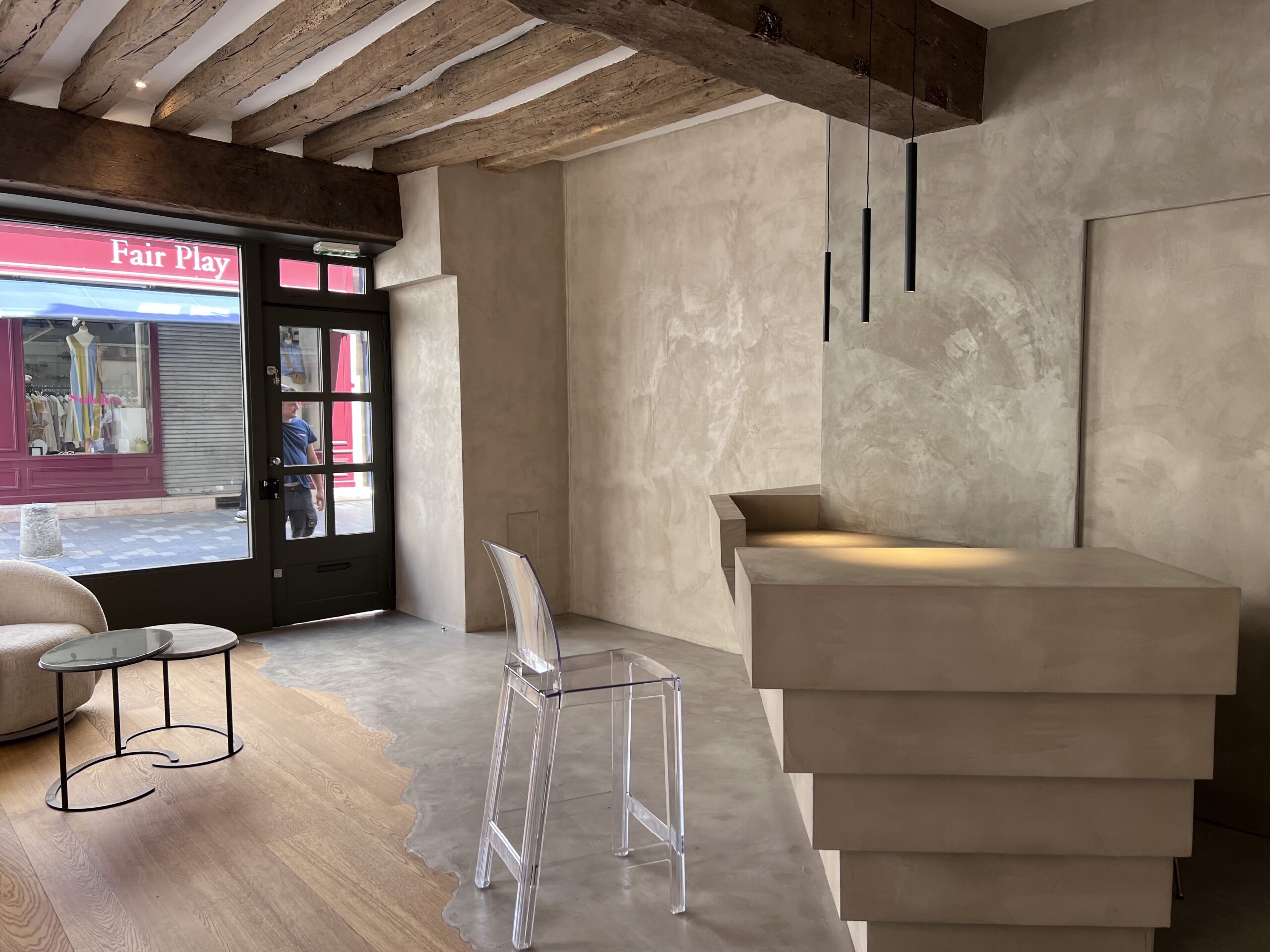 Boutique Senlis - Béton ciré - Bois, rénovation complète - MKRS Architectes