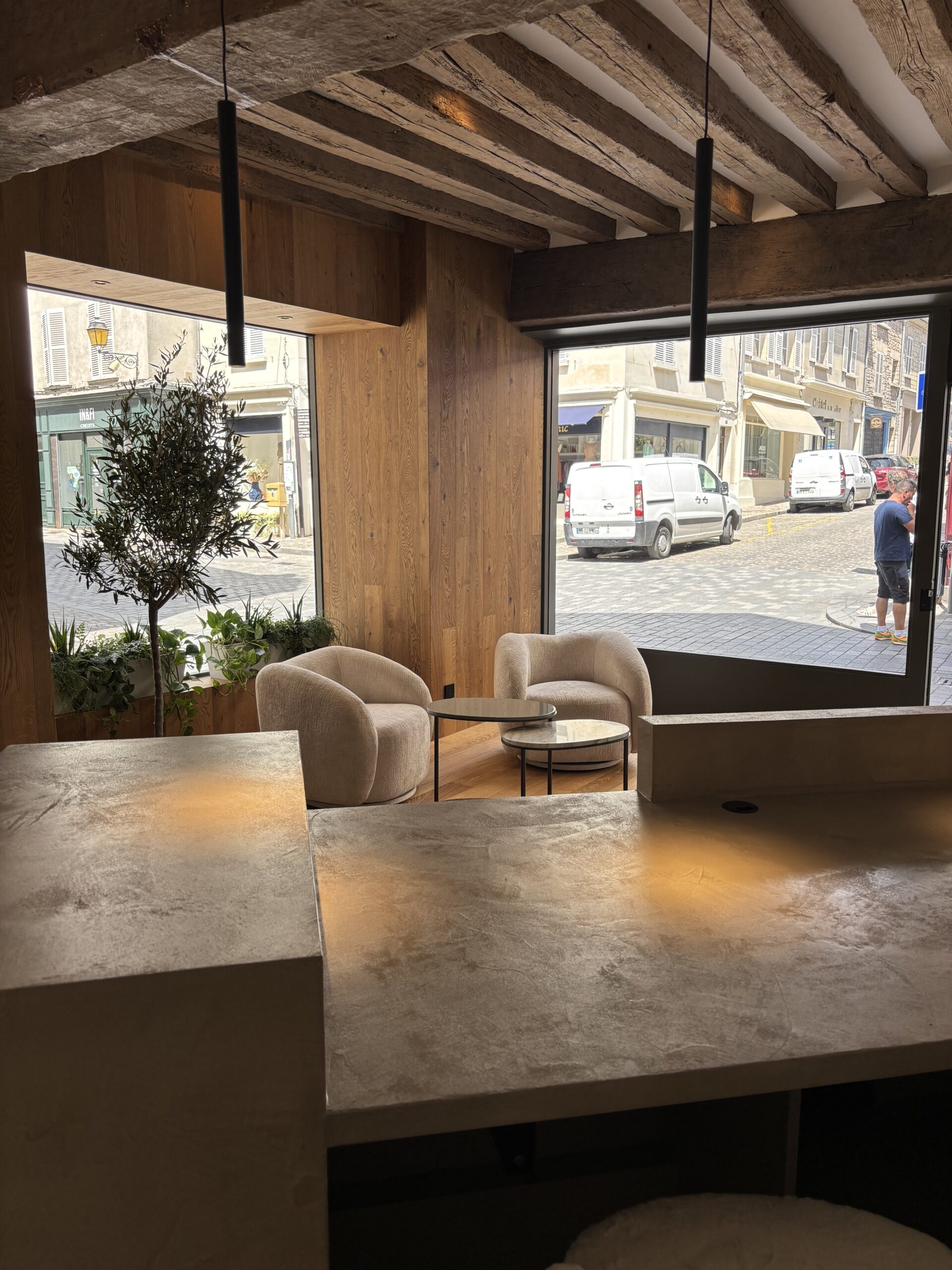 Boutique Senlis - Béton ciré - Bois, rénovation complète - MKRS Architectes